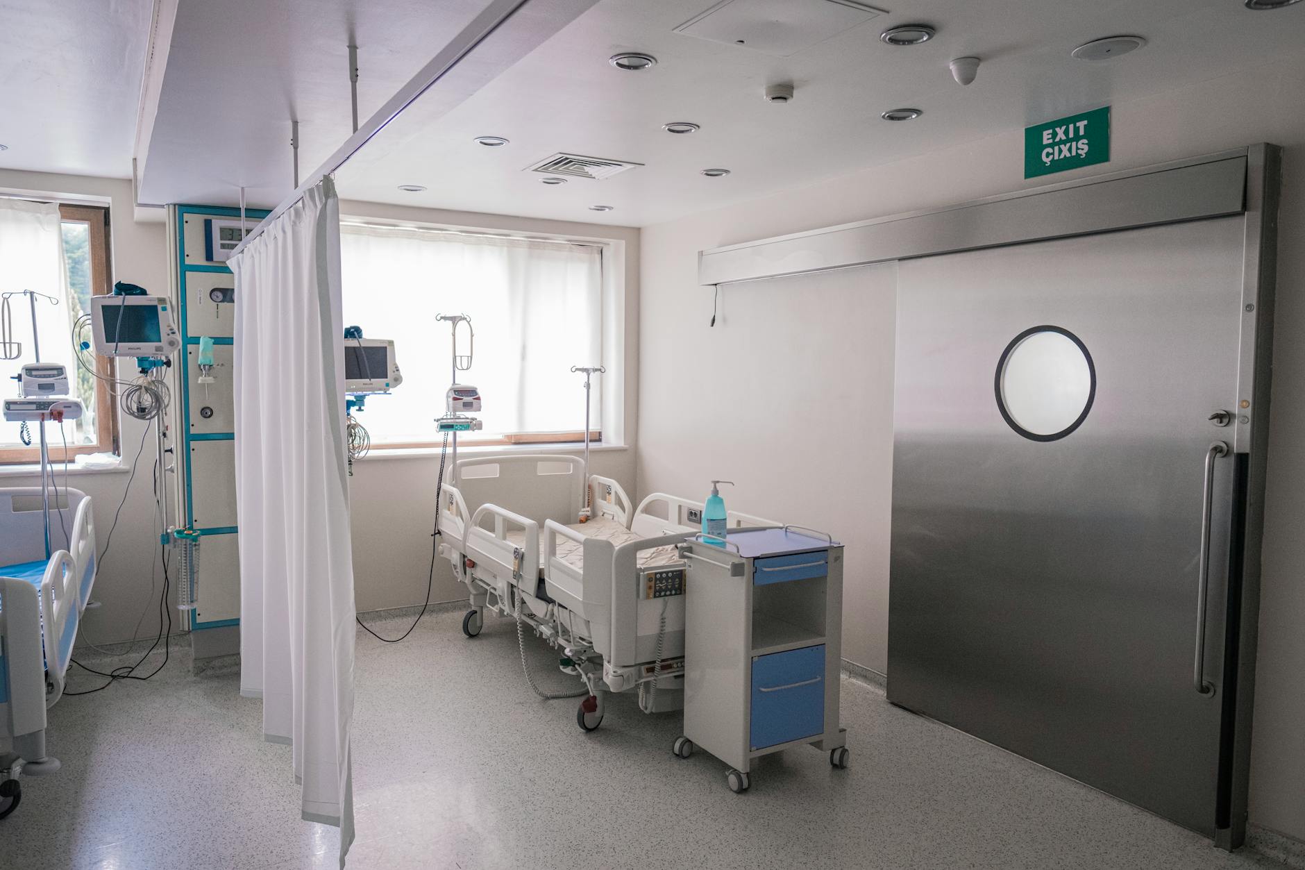 an empty hospital bed